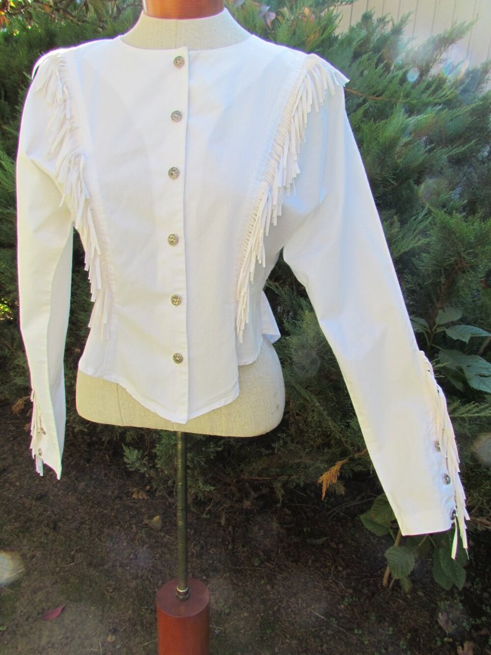 SHIRT w FRINGE, WESTERN INDIAN by BANJO, FEMININE FITTED, WHITE w SILVER BUTTONS